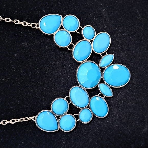 Beautiful Silver/Blue Gem Necklace and Bracelet.  Size O/S - Picture 2 of 5